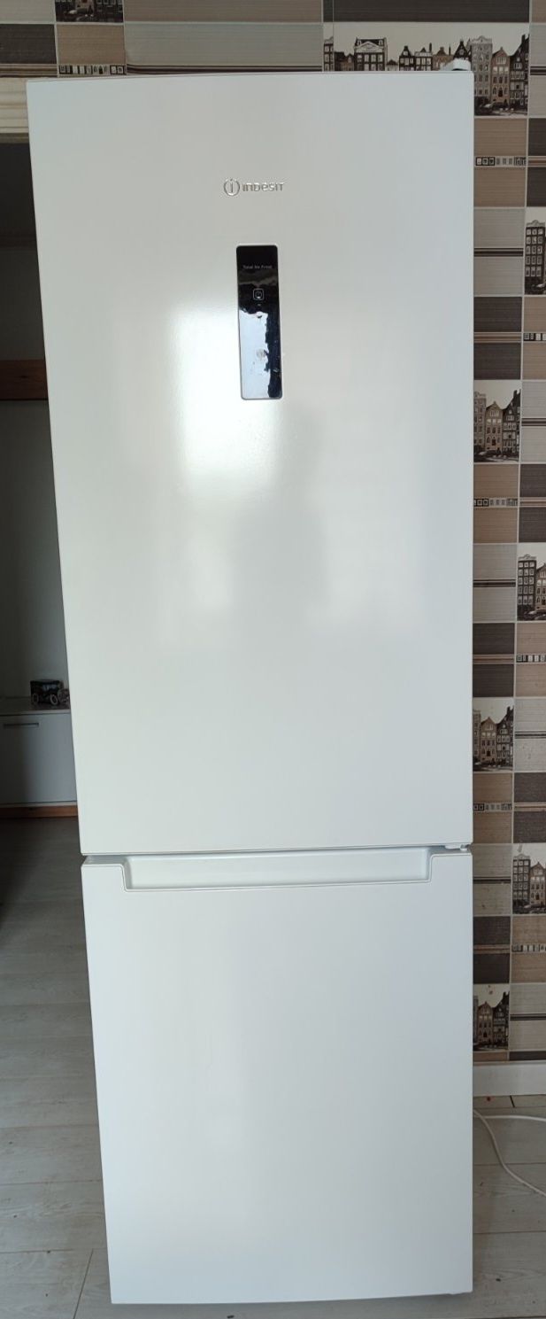 Холодильник Indesit ITI 5181 W Ua No frost в гарному стані