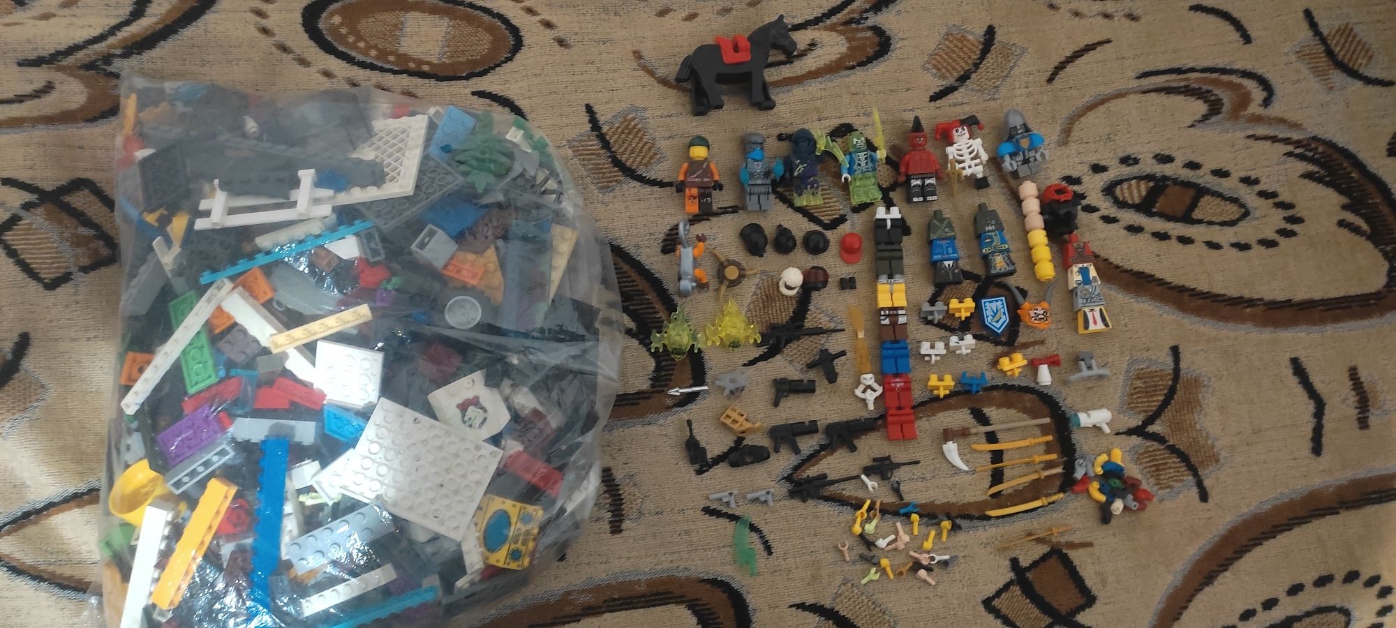 Продаю минифигурки,Лего на развес,головы,руки,оружие и аксессуары Лего