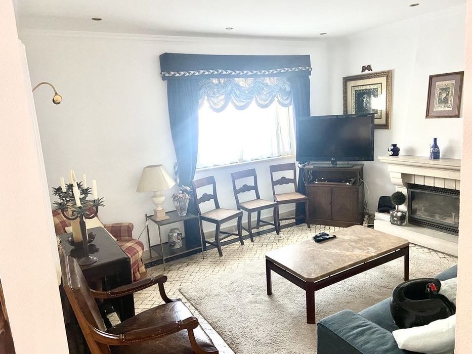 Quarto individual com casa de banho privativa.