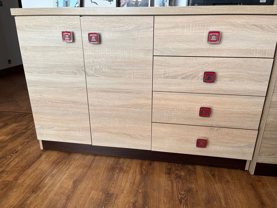 Masywna komoda duża