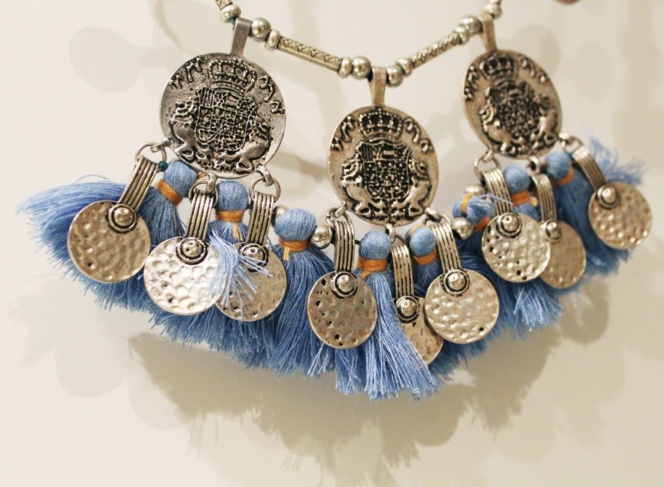 Colar prateado com borlas azuis