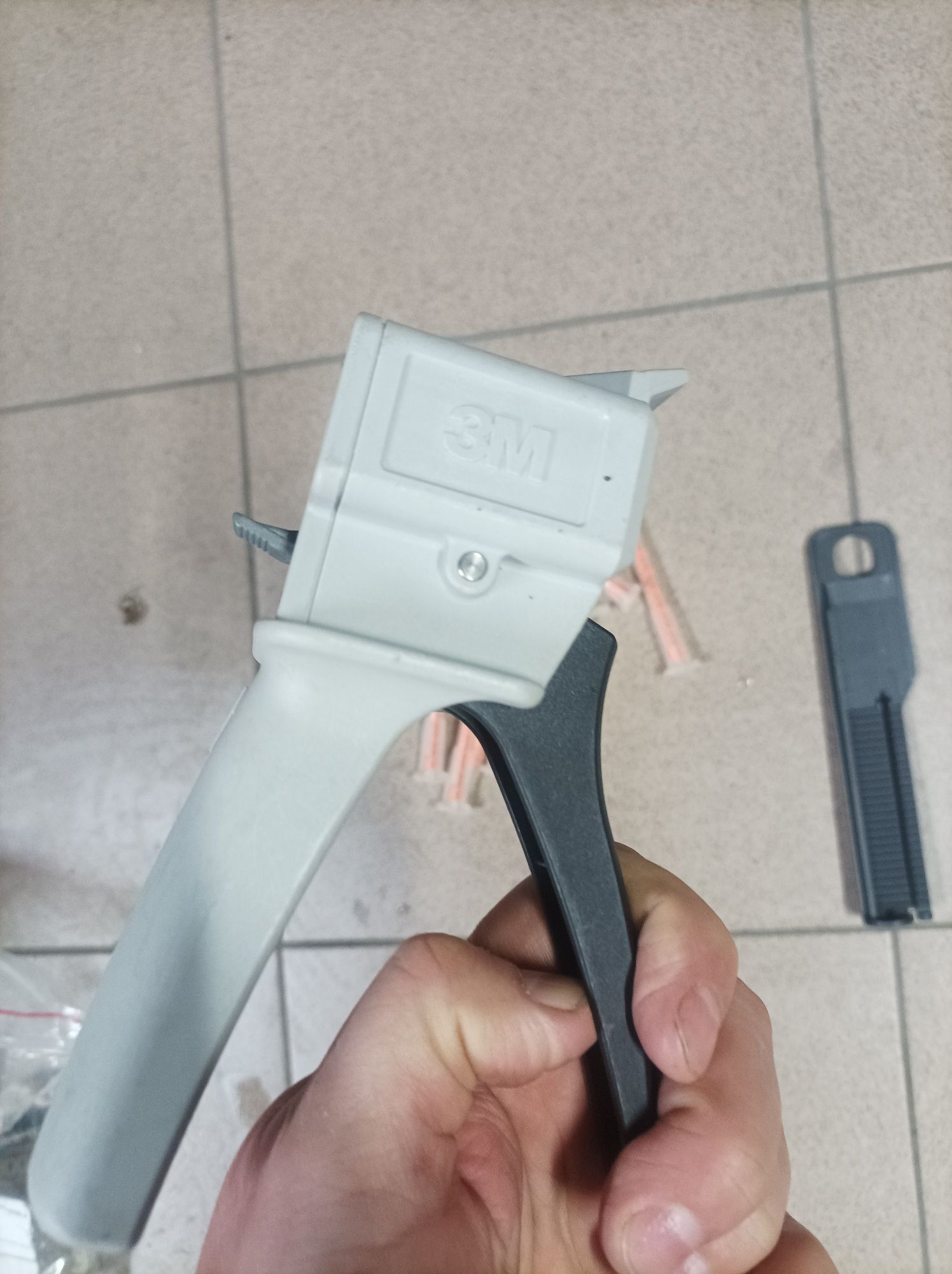Pistolet do kleju epoksydowego