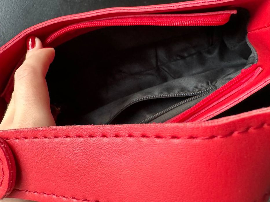 Червона сумочка жіноча ,мінімалізм