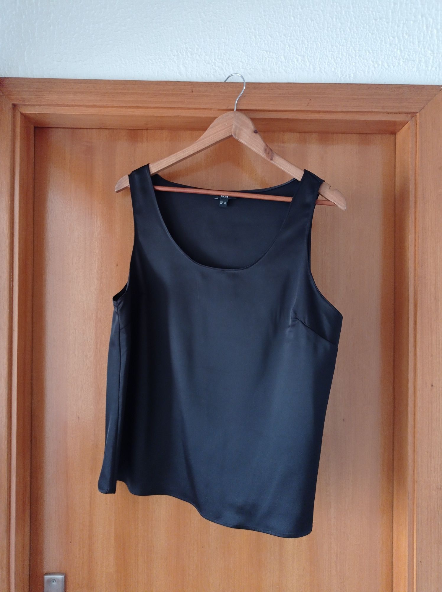 Blusa preta C&A cetim sem mangas