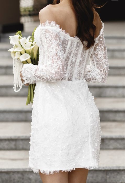 Весільна сукня, одягалась один раз на три годинки