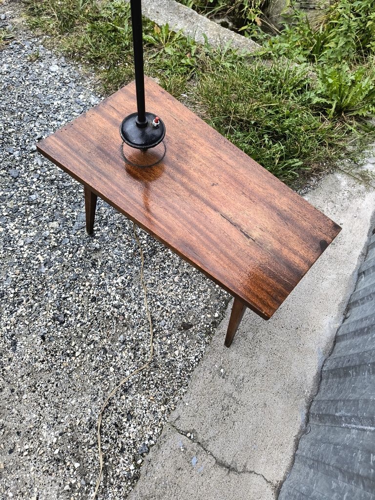 Stara lampa że stolikiem PRL