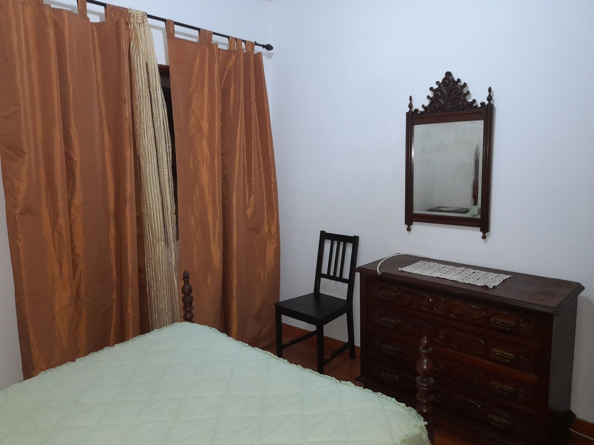 Alugo quarto  mobília de casal