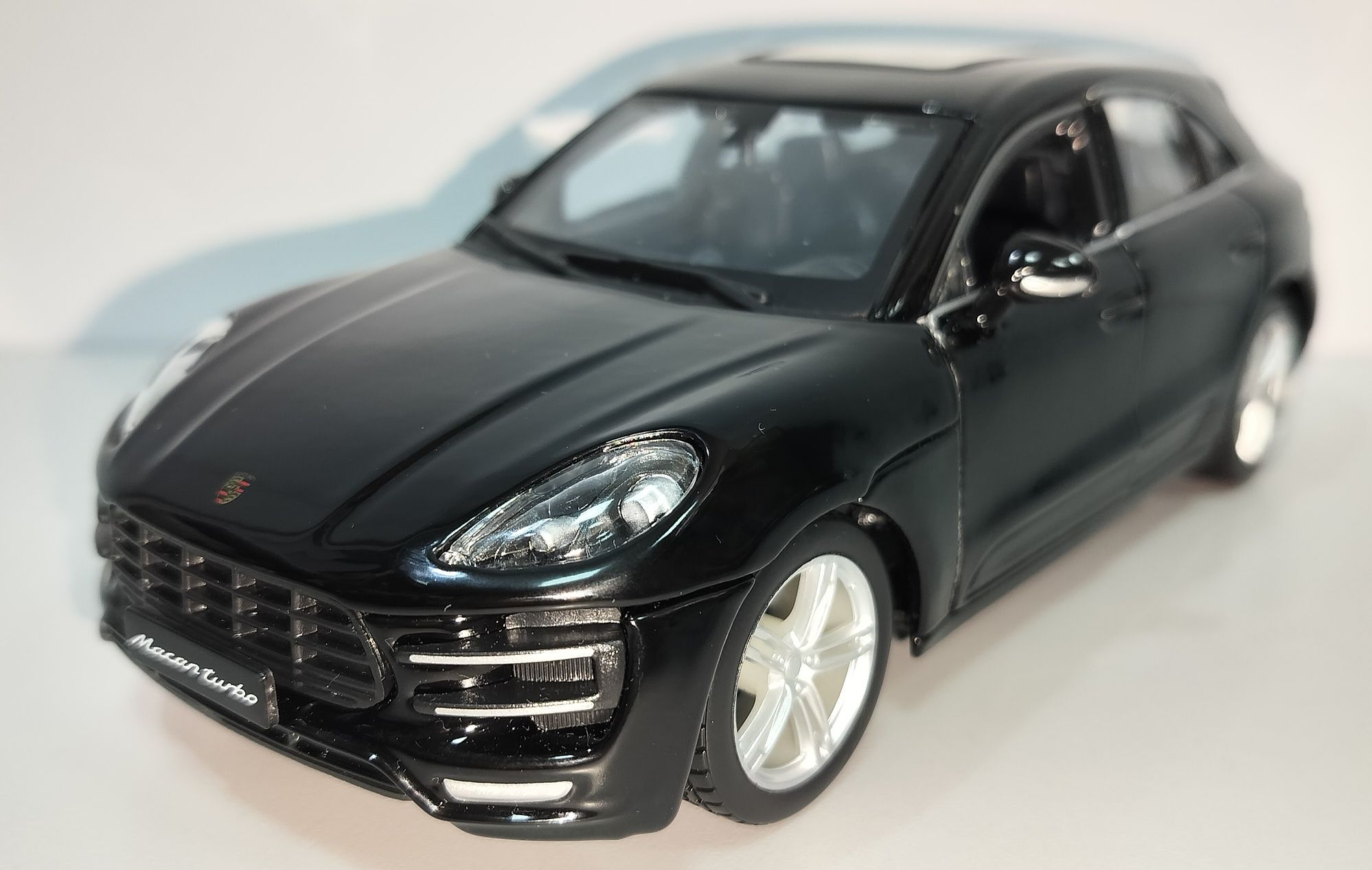 Porsche Macan Turbo металлическая модель 1:24 ТМ Bburago