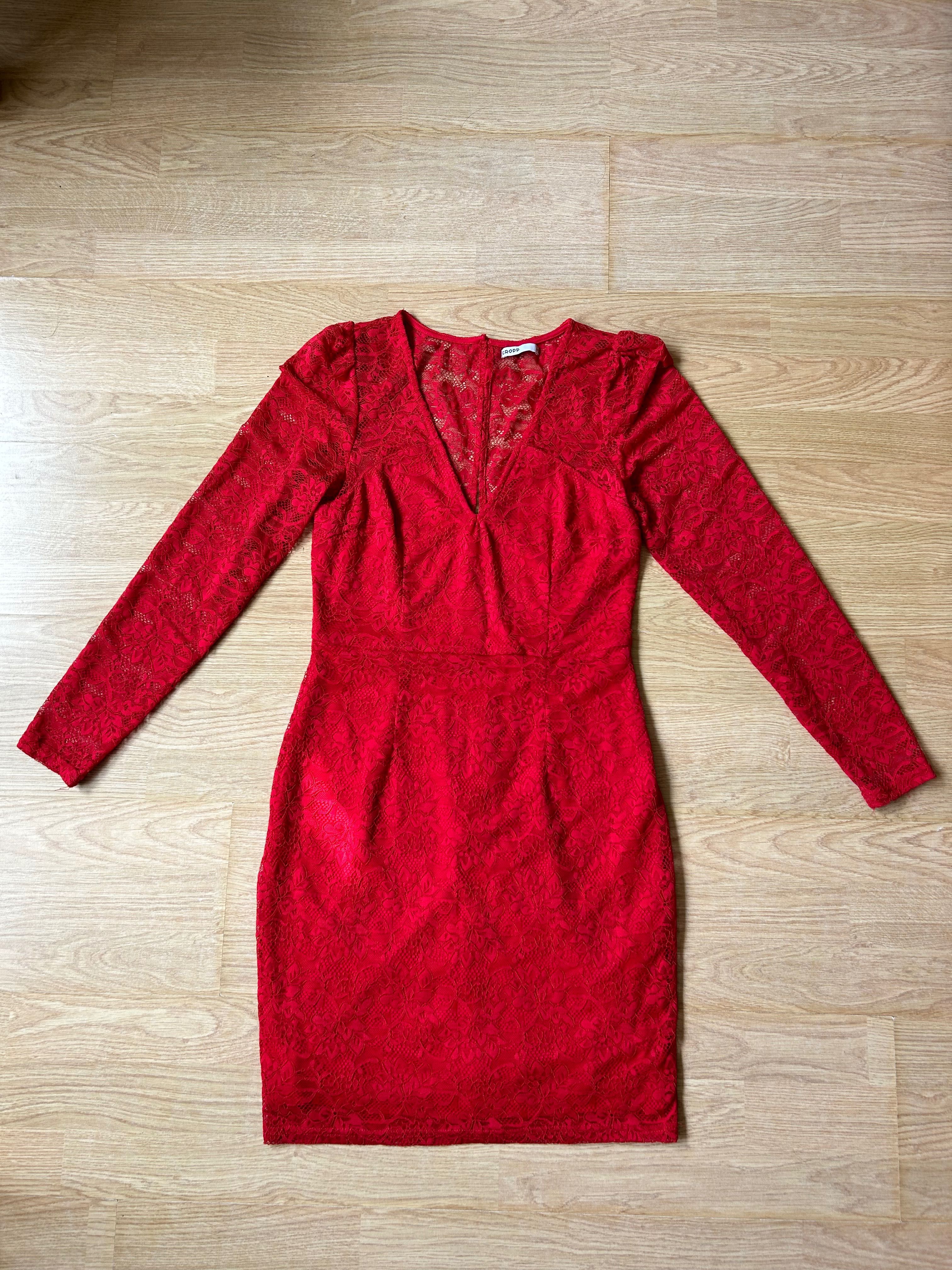 Czerwona dopasowana sukienka z koronką, Cropp, 38