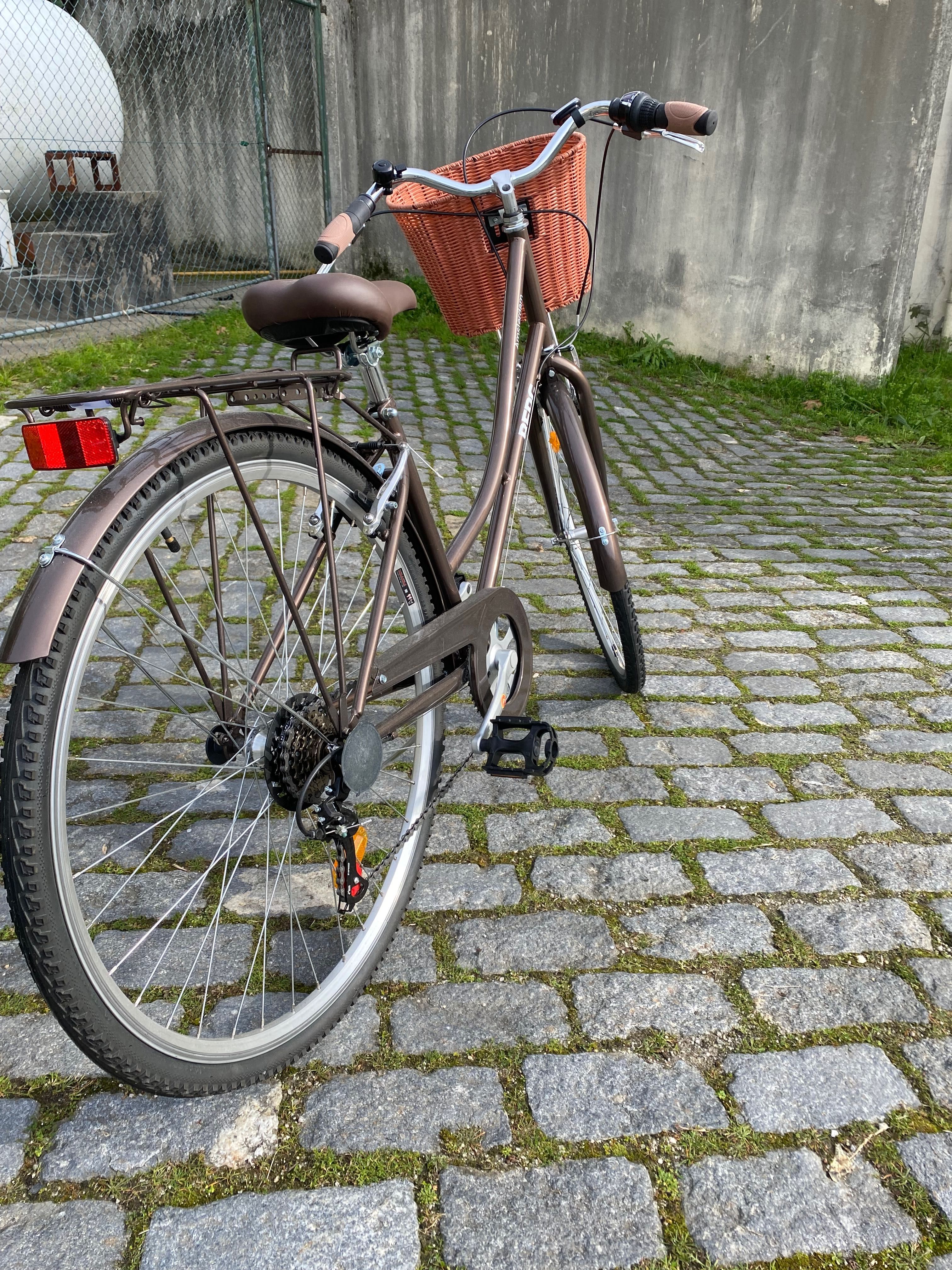 Bicicleta com cesto. Nunca usada, impecável!