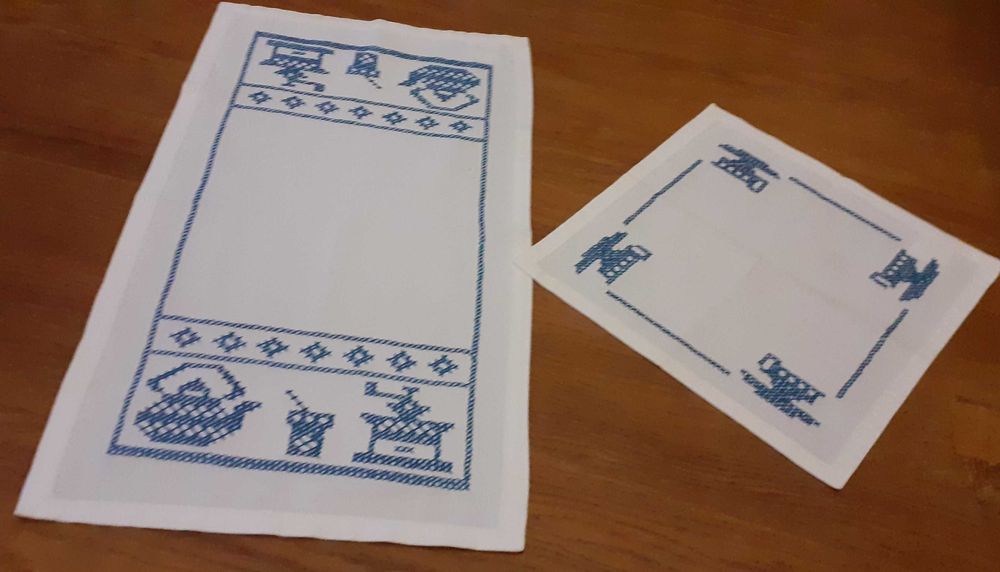 Serwetki 2 szt  bawełniane białe z niebieskim haftem retro