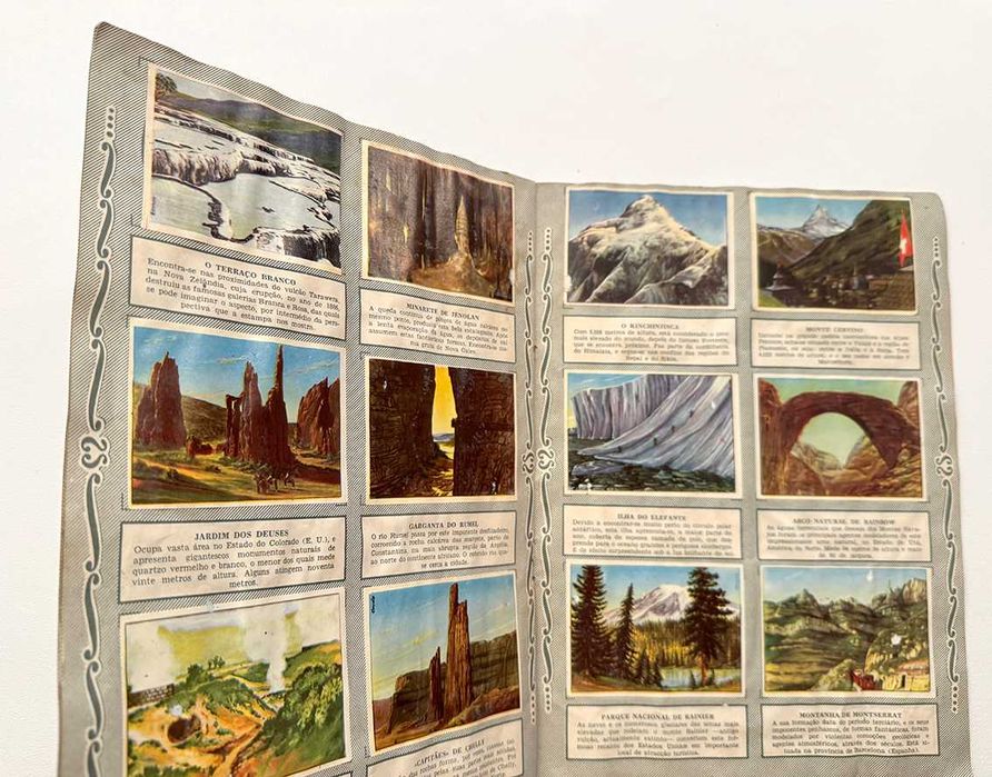 2 cadernetas de cromos antigas.