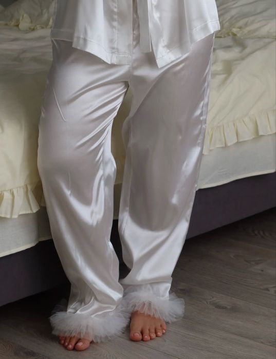 Біла піжама з рюшами