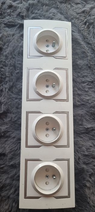 Gniazdo poczwórne Elektro-Plast