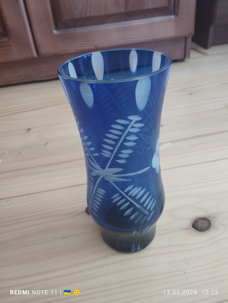 Стародавня ваза темно-голубого кольору.