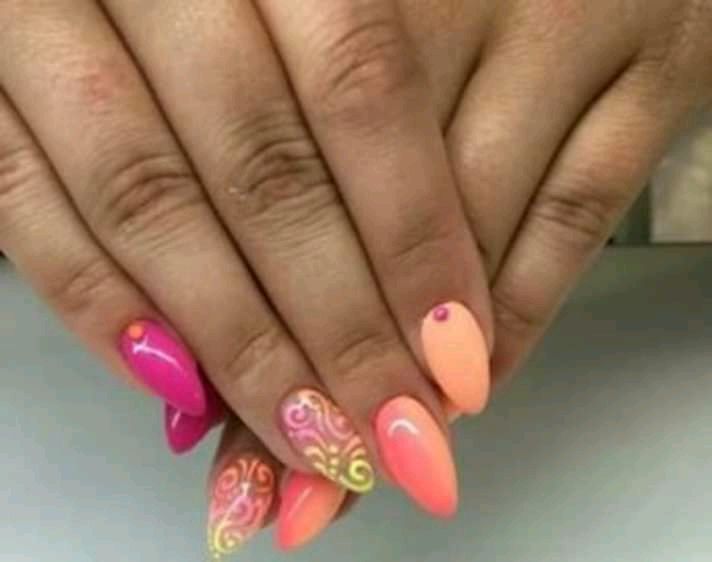 Manicure i pedicure hybrydowy, przedłużanie paznokci.  Pedicure leczni