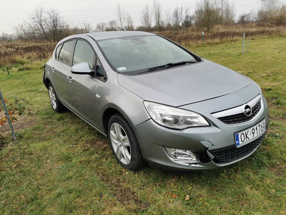 Opel Astra J uszkodzony