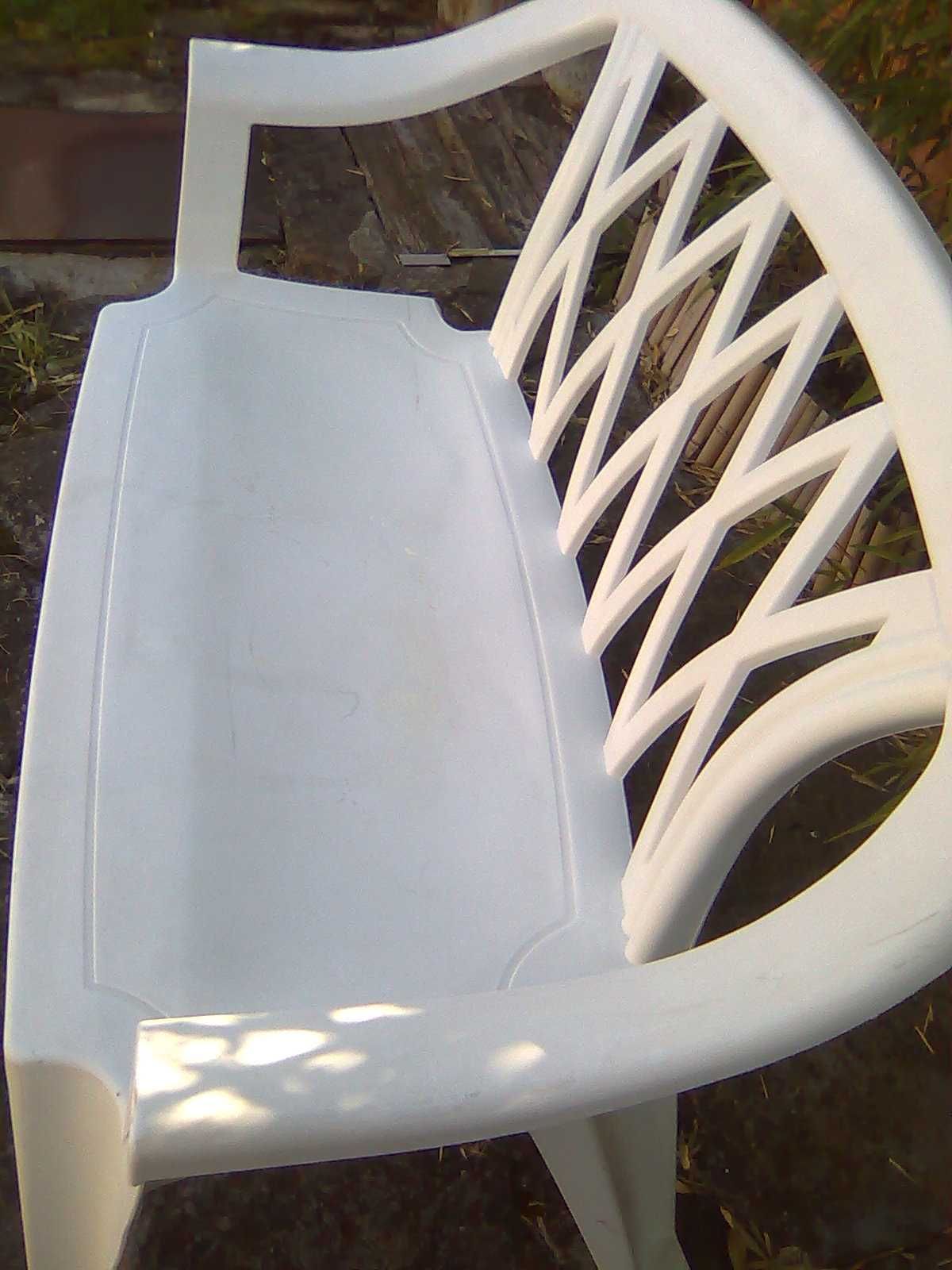 Biała ławka plastikowa, podłokietniki szer.112cm