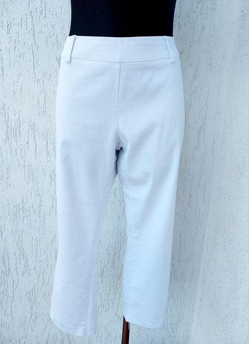 Spodnie białe krótkie w roz M/L.
