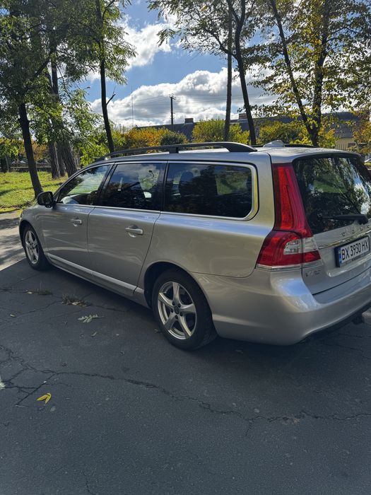 Автомобіль сірий Volvo V70