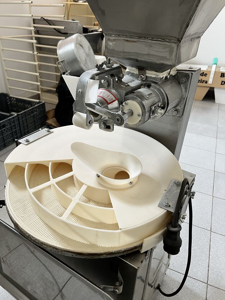 Cortadora / divisora que enrola massa automatica
