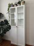 Estante Billy IKEA com portas de vidro brancas