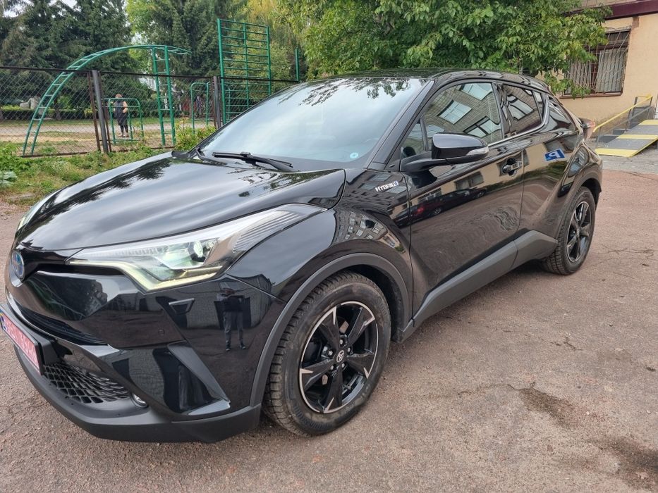 Toyota C-HR 2019 гибрид