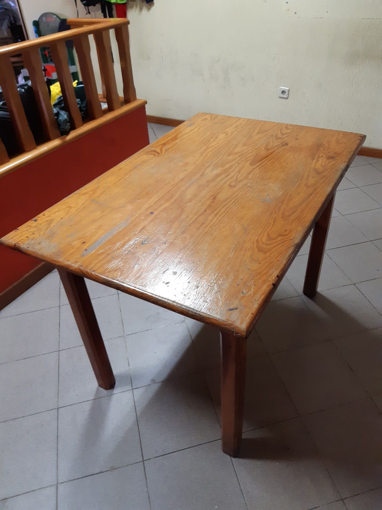 Mesa de madeira maciça