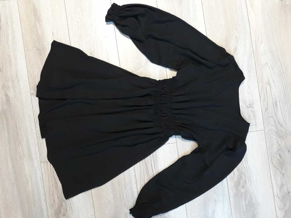 Sukienka czarna z dekoltem