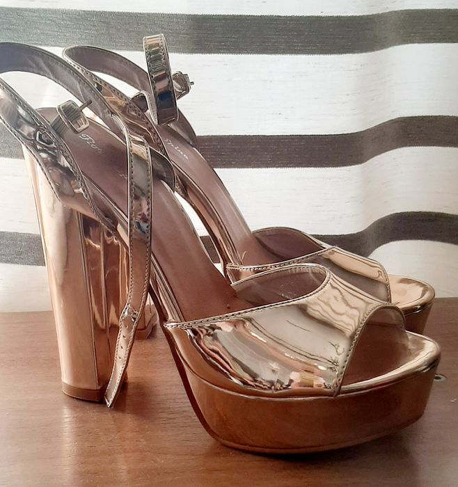 Продам босоніжки золотого кольору на високому каблуку