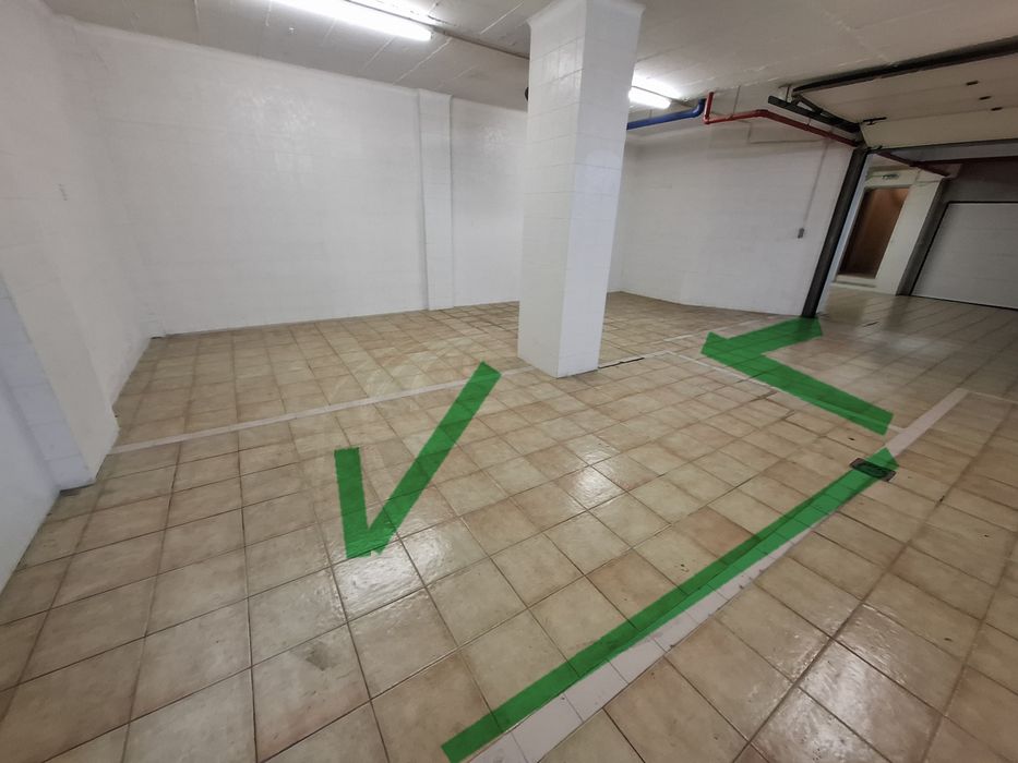 Garagem partilhada para 2 carros e arrumos