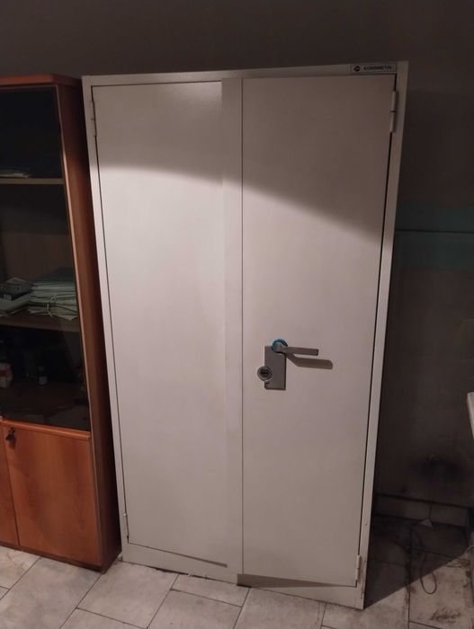 Krzesła (10 szt.), biurko, szafa metalowa - komplet do biura