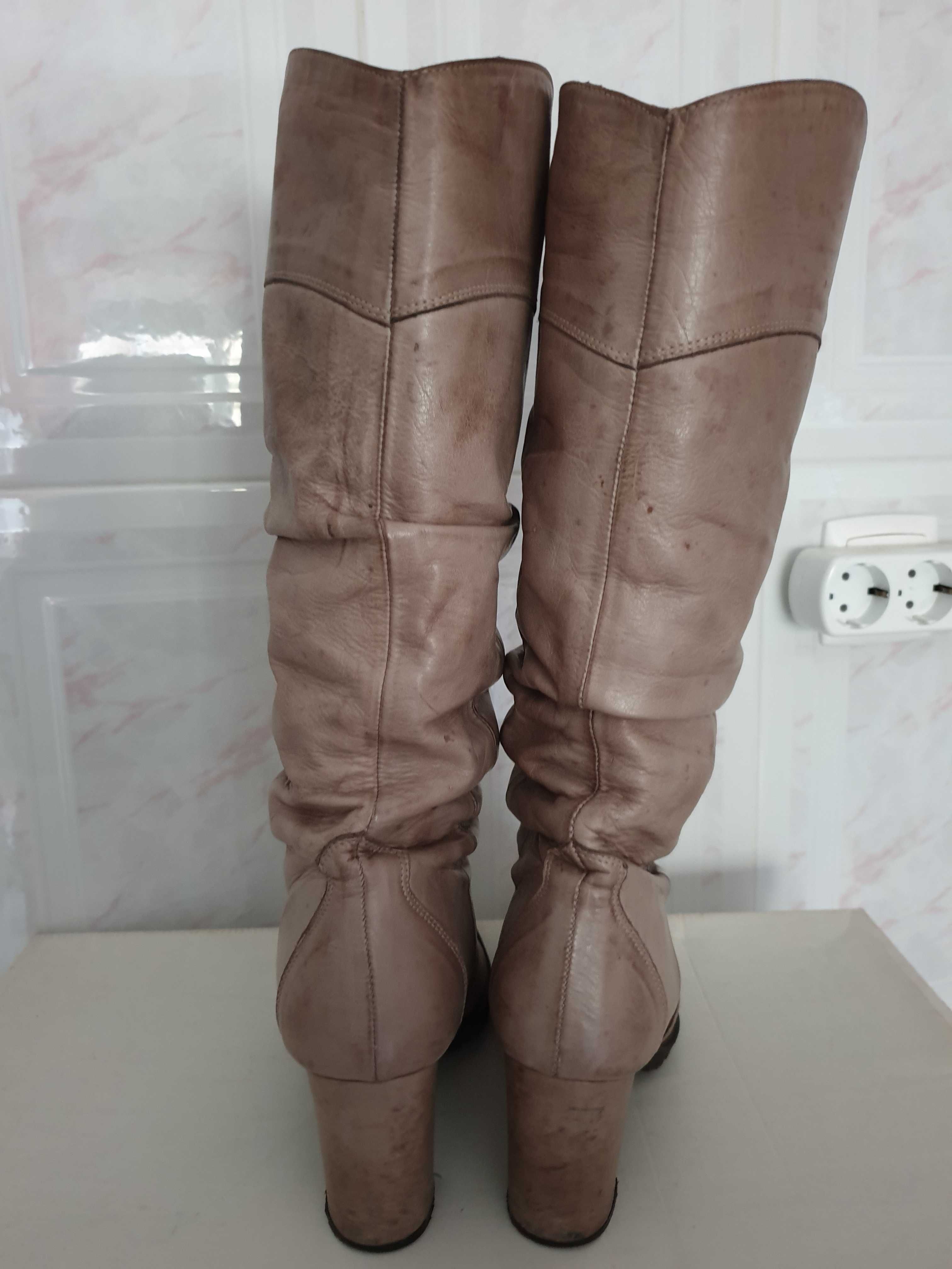 Botas em pele T: 35 cor: beje