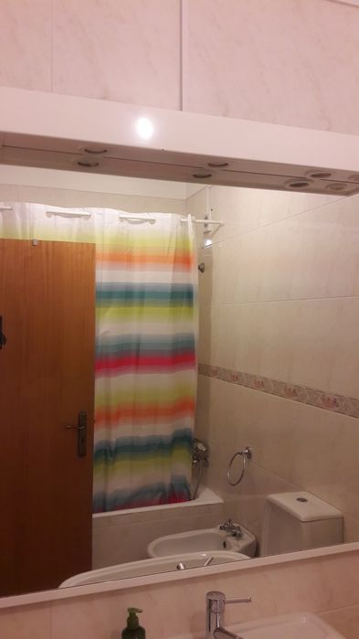 Espelho com iluminação de casa de banho