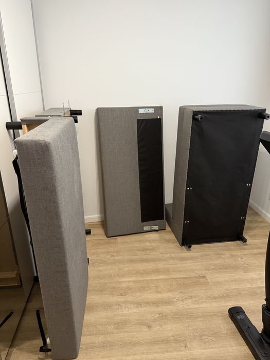 Szara sofa z funkcją spania