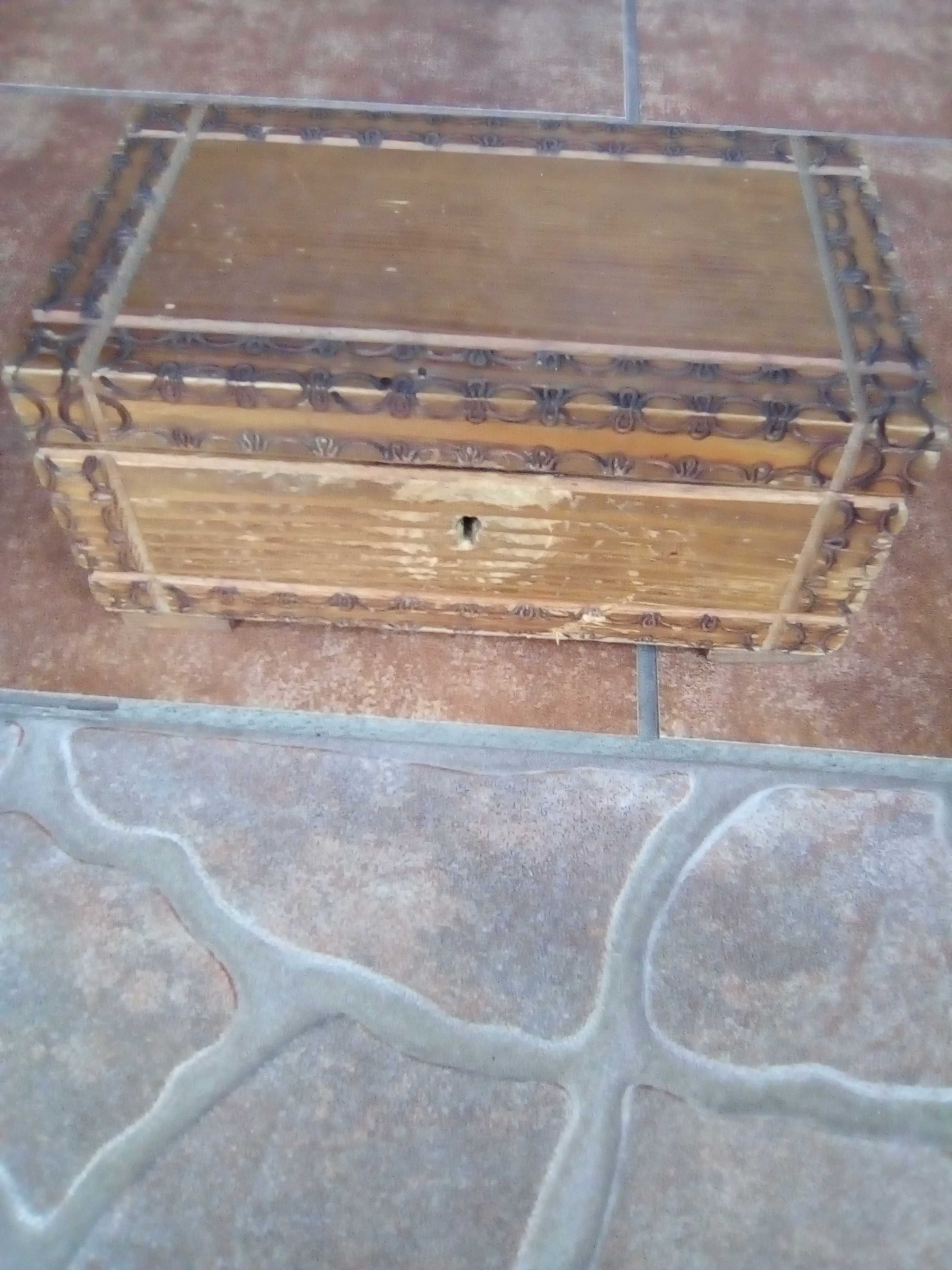 Stary drewniany kuferek