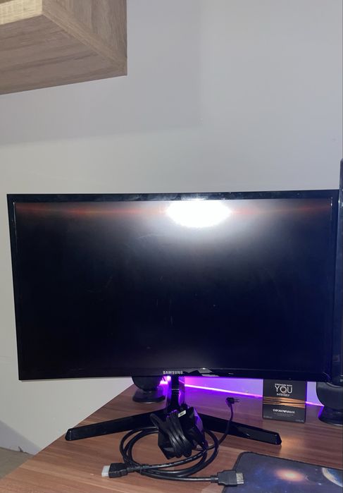 Monitor Samsung 24 cale zakryzwiony