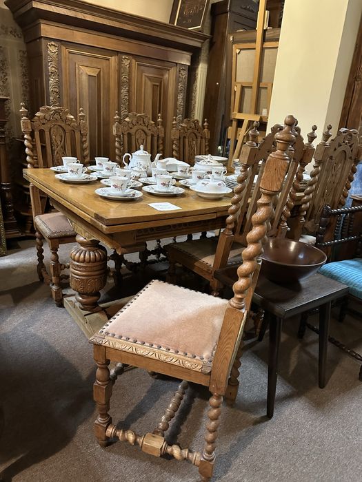 Antyczny komplet stół plus sześć krzeseł