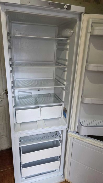 Рабочий холодильник Indesit, высота 1м. 80см. чистый ухоженный.