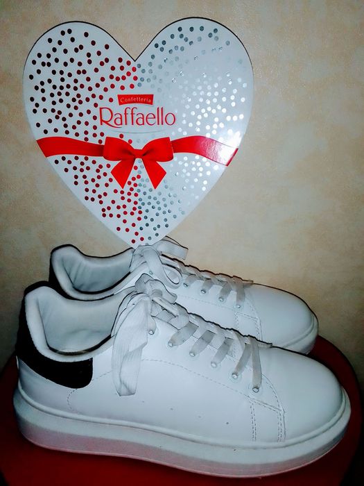 Стильные кожаные кроссовки. Made in Turkey. Размер 38 (25 см).