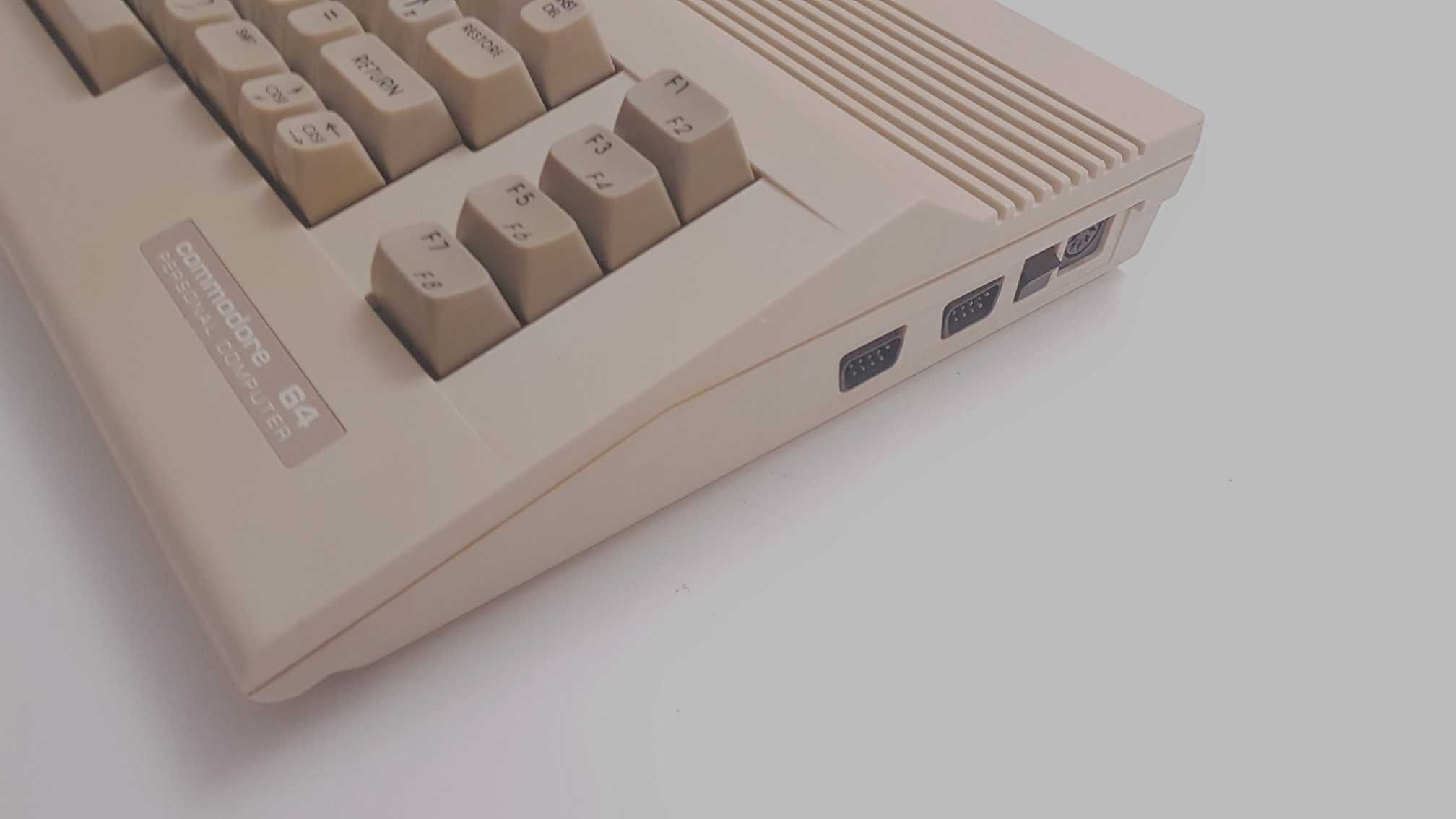 Komputer Commodore 64 z osprzętem