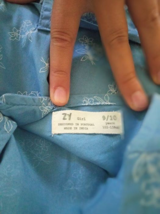 Vestido azul com flores brancas