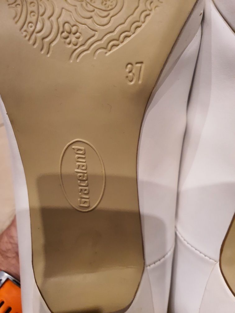 Buty na obcasie, raz założone