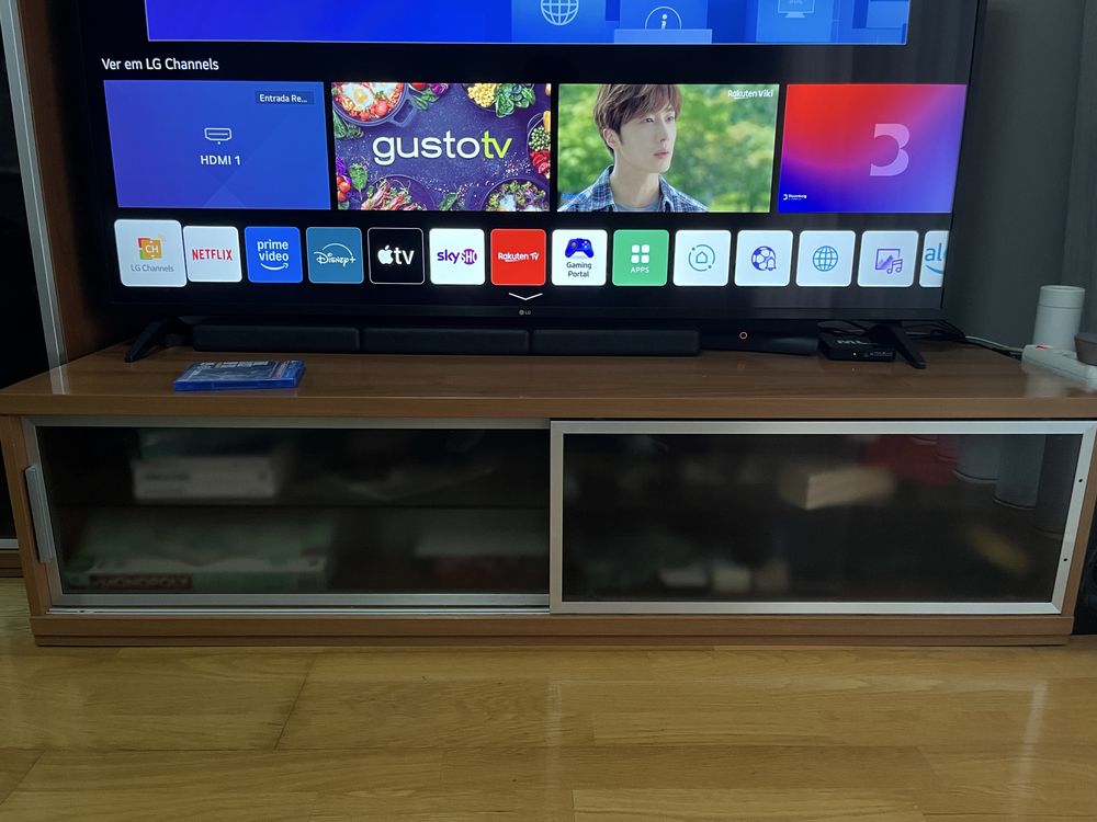 Conjunto de sala ( mesa de centro , movel apoio televisao , vitrine)
