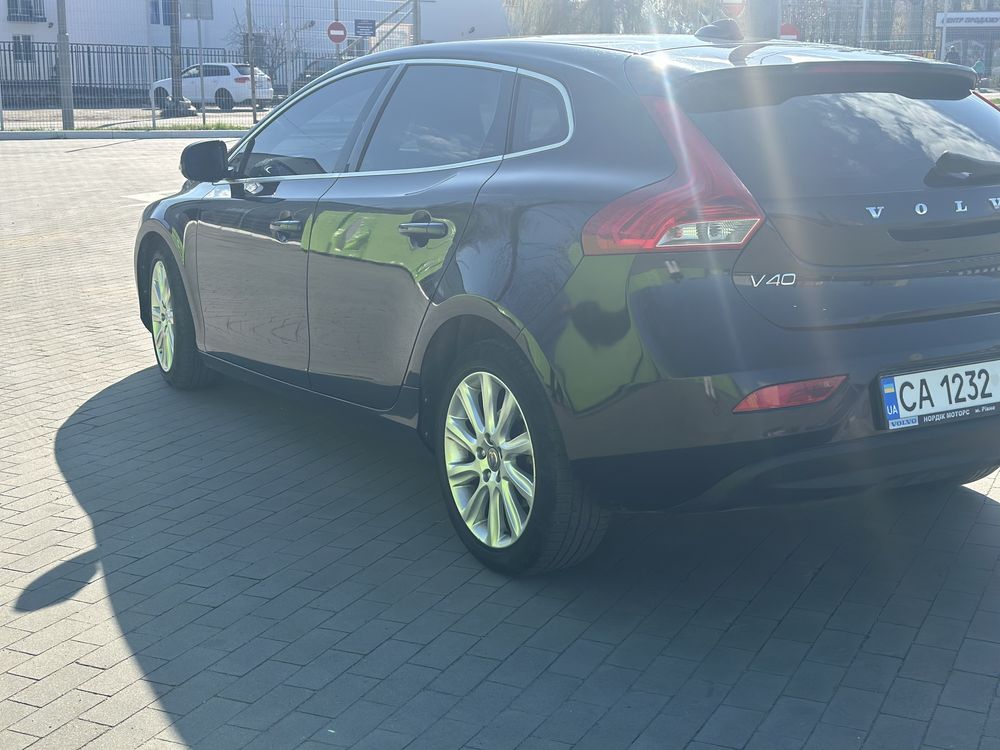 Volvo v40 2013 рік