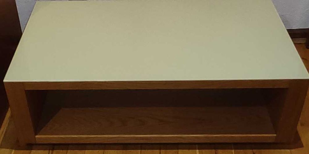 Mesa de centro com tampo de vidro