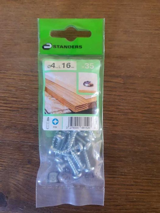 Parafusos de madeira novos