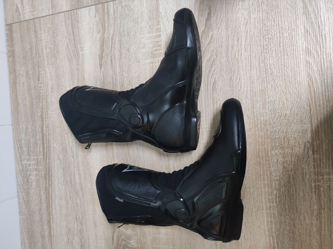 Botas Dainese
Tamanho 41
R TRQ Tour
Goretex 
Excelente estado 
Possibi