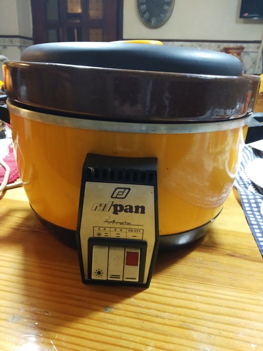 Panela elétrica em barro .