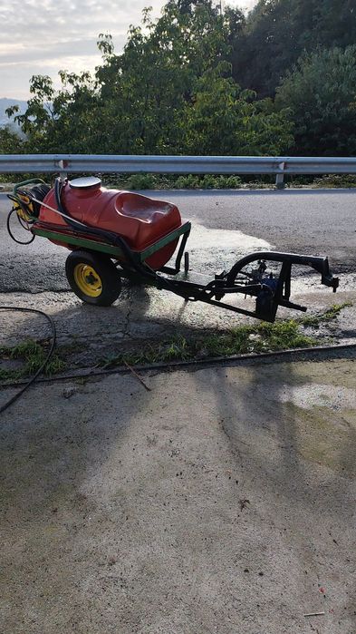 Depósito de sulfatar para trator agrícola.